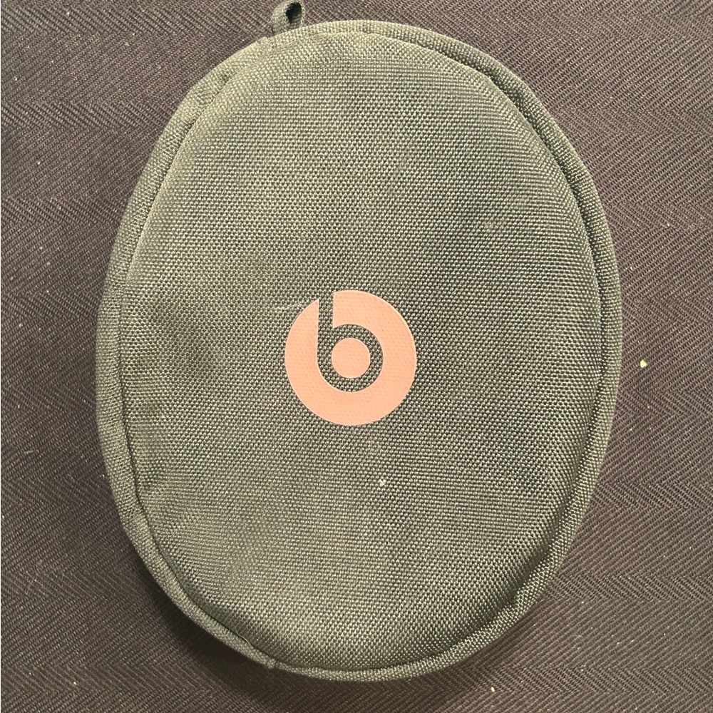 Beats Gray Round Case